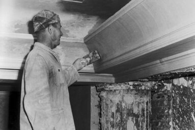 Robotnik malujący ścianę w filharmonii