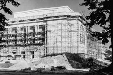 Budynek filharmonii w budowie, rusztowania