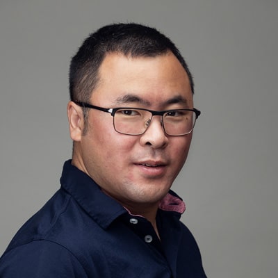zdjęcie portretowe mężczyzny pochodzenia azjatyckiego w okularach