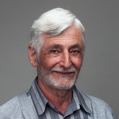zdjęcie portretowe mężczyzny z siwymi włosami i siwym zarostem
