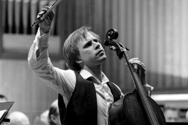 Mężczyzna grający na wiolonczeli, zamaszyście odrzuca smyczek