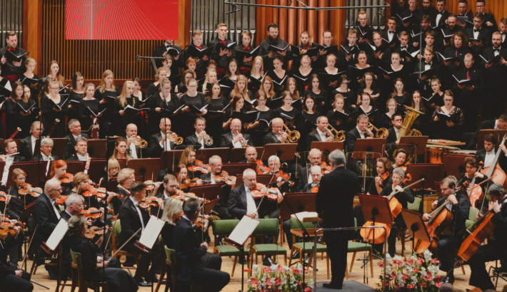 zdjęcie orkiestry symfonicznej i chórów bydgoskich koncertujących na estradzie