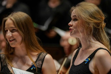 zdjęcie dwóch kobiet śpiewających śpiewających