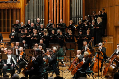 zdjęcie estrady, na której widać chór i muzyków orkiestry