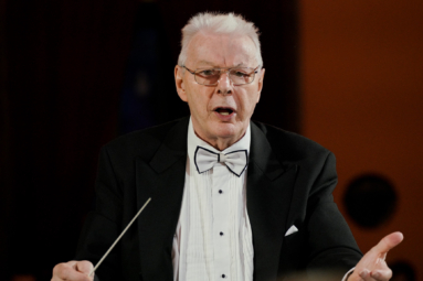 zdjęcie Paula Esswooda w trakcie dyrygowania koncertem