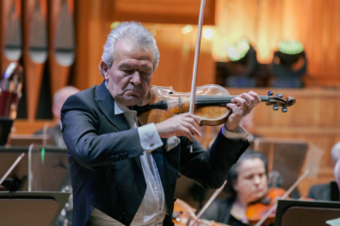 zdjęcie Vadima Brodskiego grającego na skrzypcach