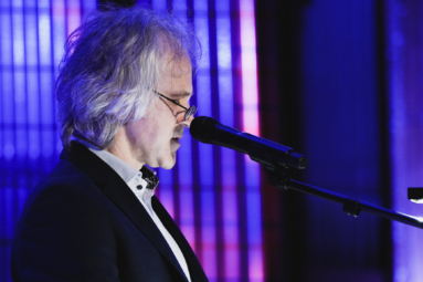 zdjęcie narratora czytającego słowo