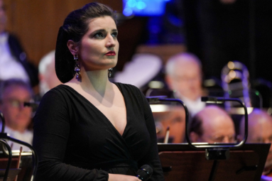 zdjęcie wokalistki spoglądającej w zadumie w dal