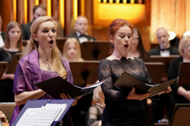 dwie śpiewaczki solo: sopran i alt śpiewające na estradzie FP