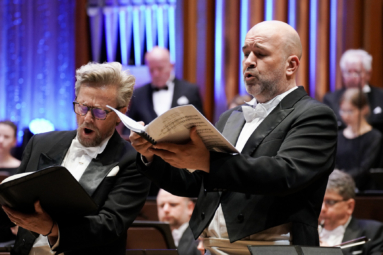 śpiewacy, soliści: tenor i bas, podczas wykonywania utworu