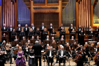 zdjęcie orkiestry symfonicznej FP i Polskiego chóru Kameralnego wraz z solistami na estradzie