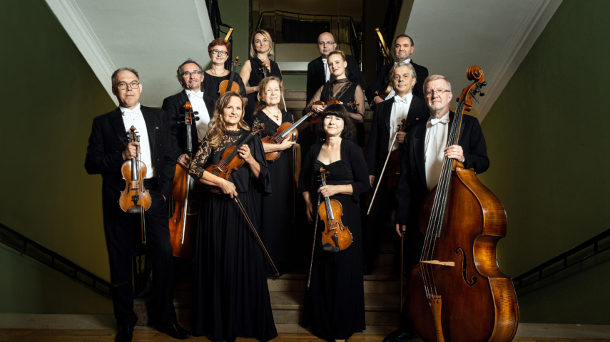 muzycy orkiestry kameralnej capella bydgostiensis pozujący do zdjęcia z instrumentami