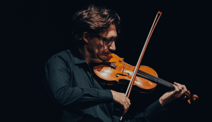 zdjęcie mężczyzny grającego na skrzypcach