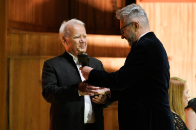 dyrektor FP wręcza statuetkę I.J. Paderewskiego Honorowego Wojciechowi Rajskiemu