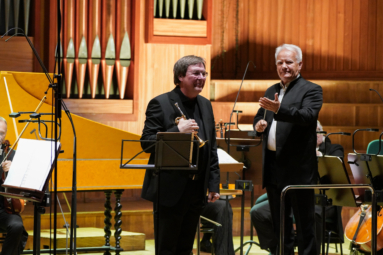 trębacz i dyrygent stojący na estradzie FP