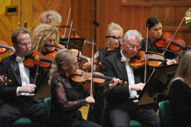 zdjęcie skrzypków orkiestry symfonicznej FP skupionych na grze