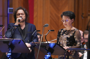 zdjęcie wokalistów: mężczyzny i kobiety ubranych w wieczorowe stroje