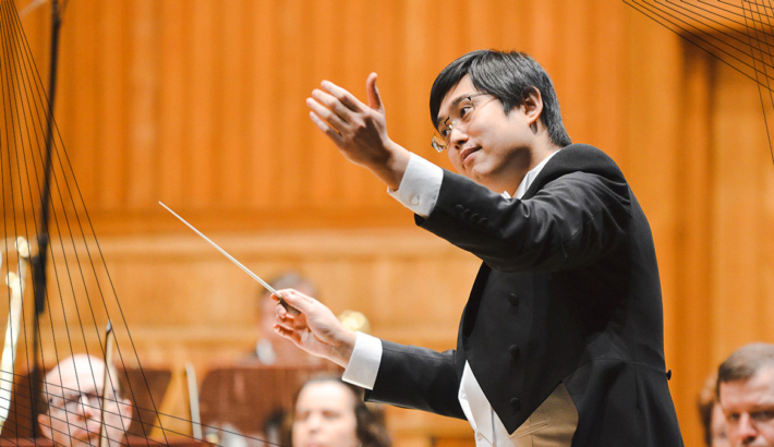 zdjęcie młodego mężczyzny, dyrygenta we fraku o azjatyckiej urodzie