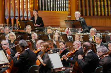 zdjęcie muzyków orkiestry symfonicznej podczas grania na instrumentach
