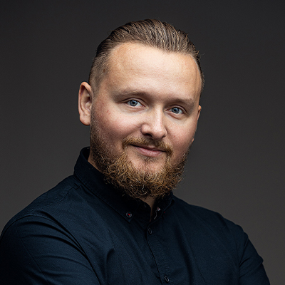 Damian Mrówczyński zdjęcie portretowe młodego mężczyzny, z zaczesanymi włosami i rudym zarostem