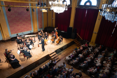 sala koncertowa Dworu Artusa w Toruniu, na estradzie orkiestra Kameralna Capella Bydgositensis podczas koncertu