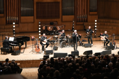 wokalista i mały zespół instrumentalistów na estradzie FP